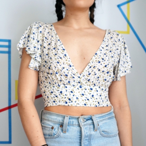FOREVER 21 Blue Floral V-Neck Top - Picture 2 of 3